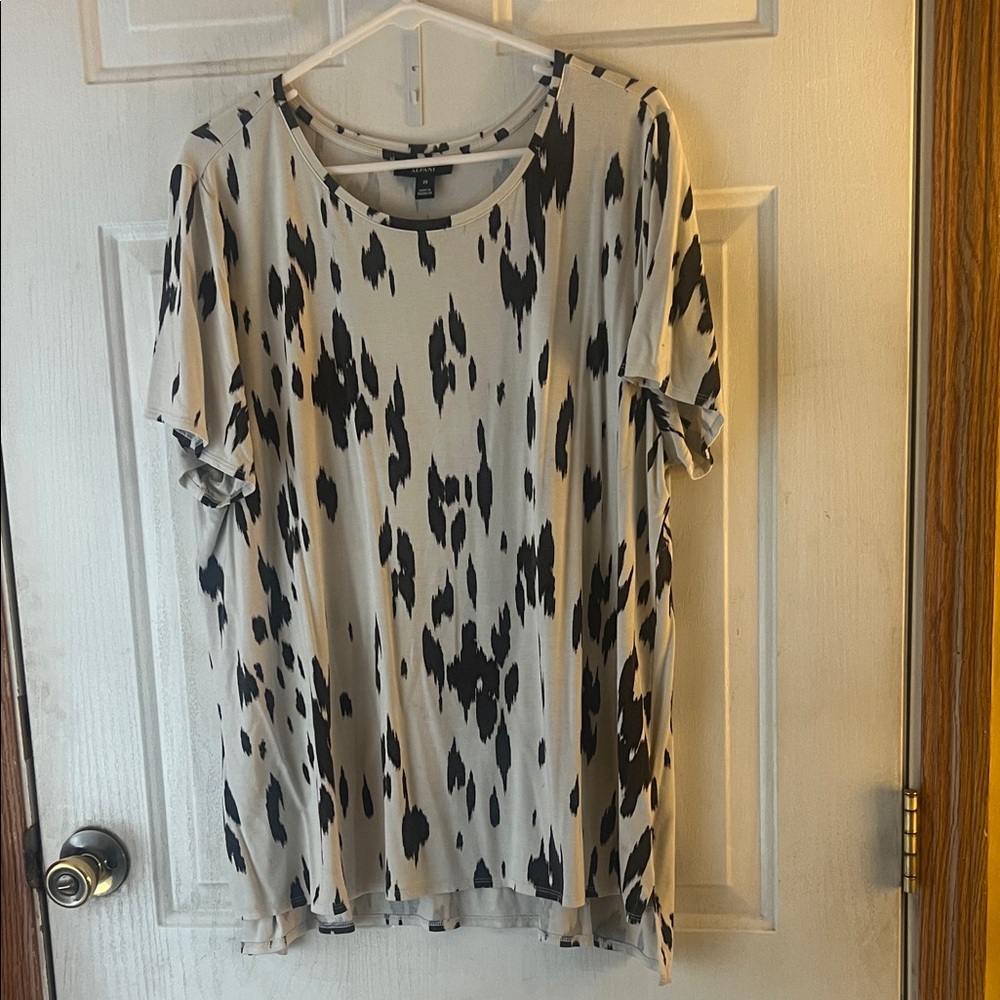 Alfani Black and White Abstract Short Sleeve Tee